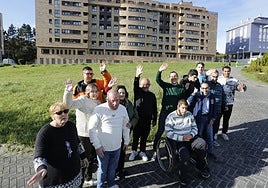 Usuarios de Rey Pelayo frente a la finca en la que se construirá su nuevo espacio Cuidas Grandiella.