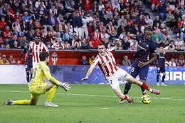 Instante en el que Dubasín es derribado por Jair en la jugada que terminó en el penalti a favor de los rojiblancos.