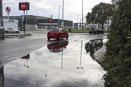 El agua se acumula a lo largo de toda al avenida de Lugo.