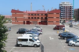 Instalaciones del Albergue Covadonga que se van a reformar con el nuevo edificio El Comercio al fondo.