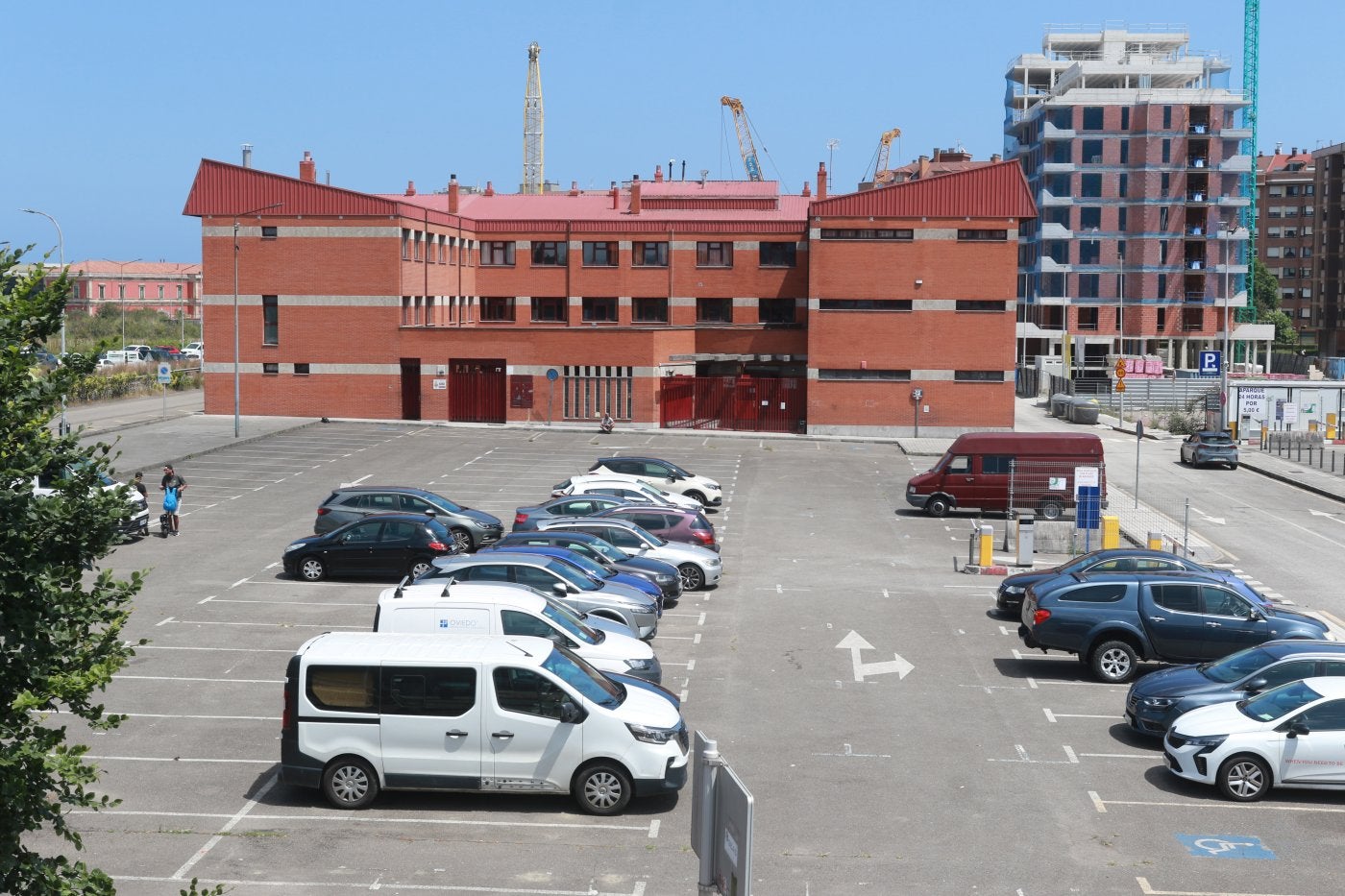 Instalaciones del Albergue Covadonga que se van a reformar con el nuevo edificio El Comercio al fondo.