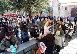 El reparto del amagüestu de La Balesquida en la plaza Porlier.