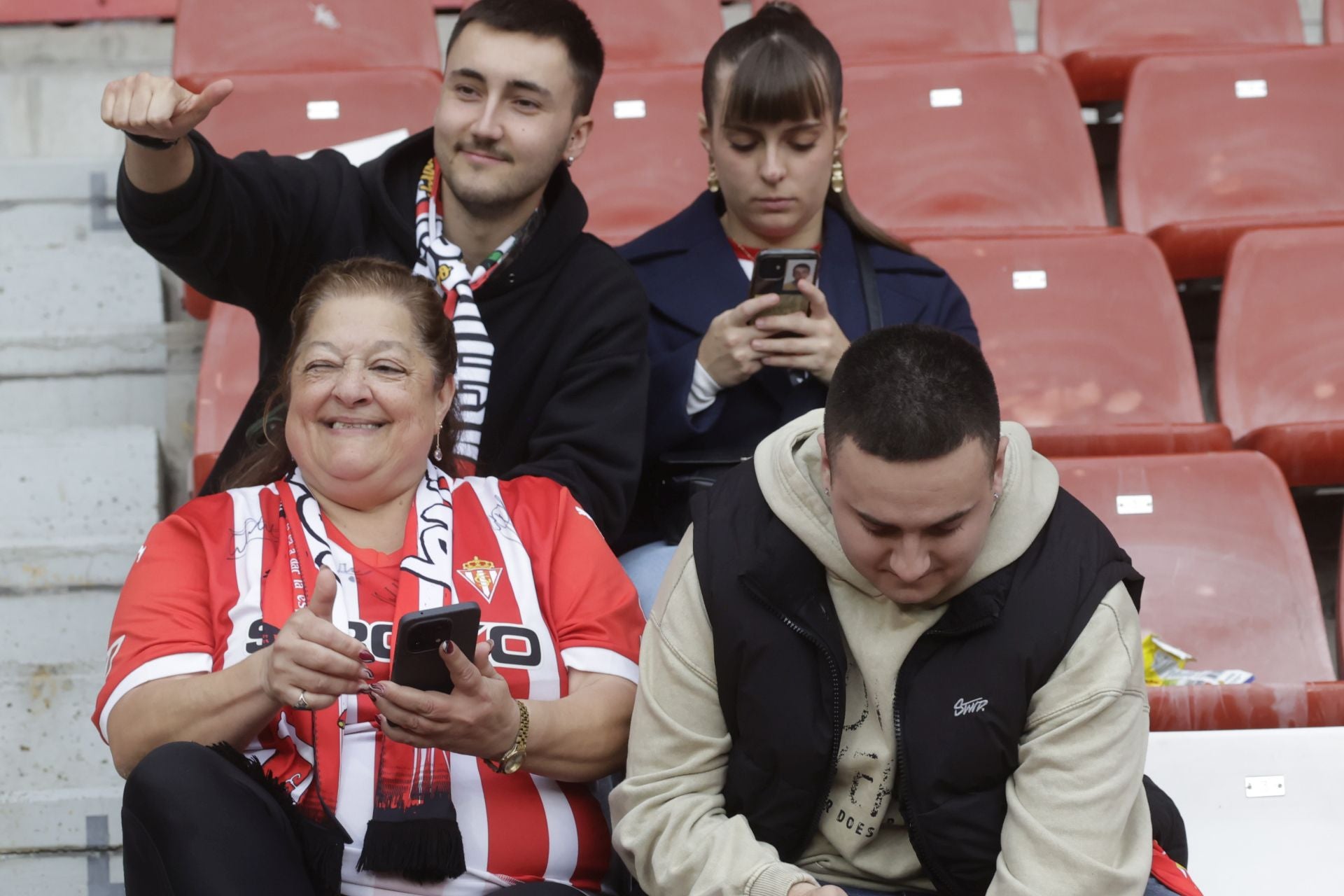 Fotos | ¿Estuviste en El Molinón en el Sporting de Gijón - Eibar? ¡Búscate!