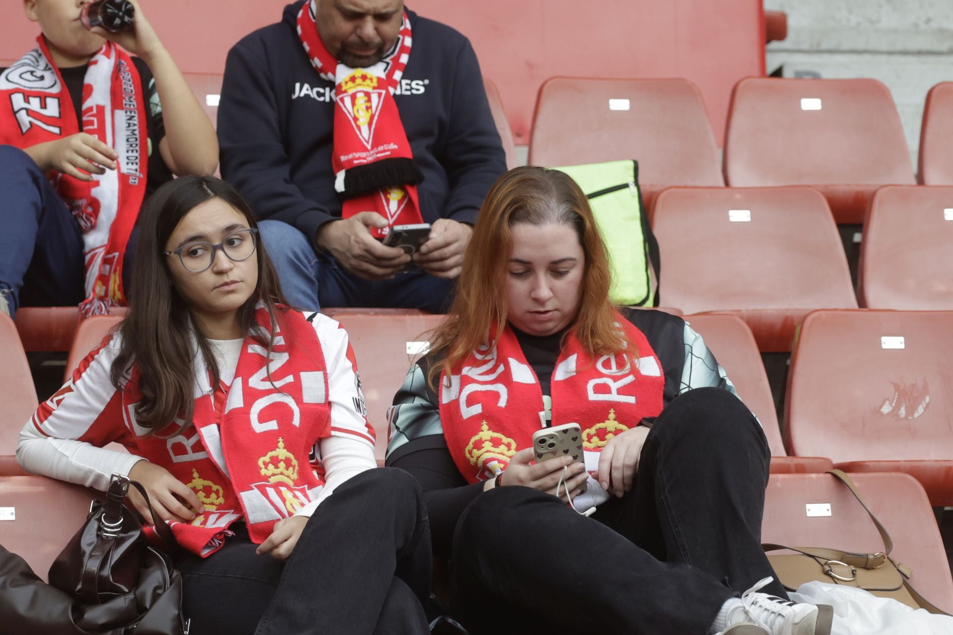 Fotos | ¿Estuviste en El Molinón en el Sporting de Gijón - Eibar? ¡Búscate!