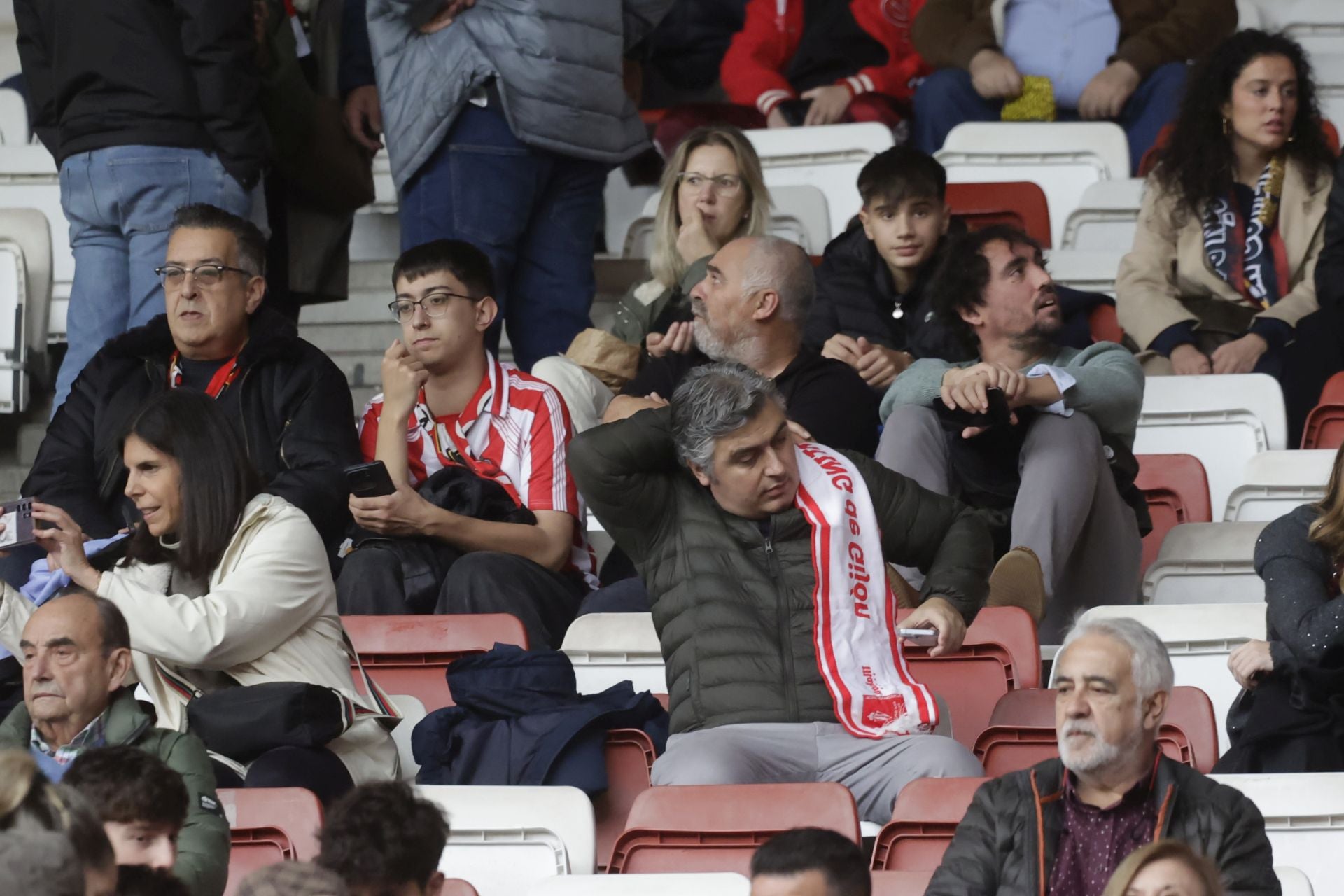 Fotos | ¿Estuviste en El Molinón en el Sporting de Gijón - Eibar? ¡Búscate!