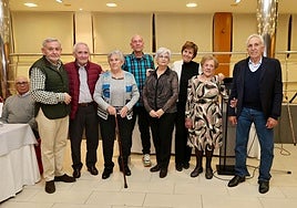 Los homenajeados, con la alcaldesa, Carmen Moriyón, y el presidente vecinal de Serín, José Luis Fernández.
