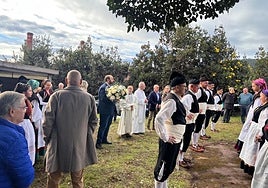 Ofrenda del ramo por las fiestas de San Martín, este domingo, en Serín.