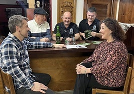 En la tertulia, de izquierda a derecha, Miguel Ánxel Montenegro; el perxonaxe del año, Enrique Meoro; los hosteleros Juan Manuel Helguera y Alfredo, de la sidrería El Polesu; y Montse Arregui, de la directiva de la Asociación Amigos del Roble.