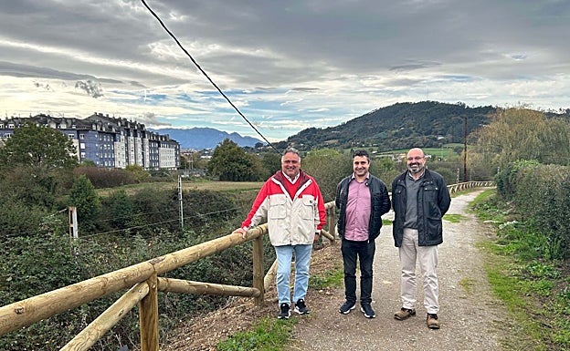 Los ediles Alejandro Villa y Javier Rodríguez, con el técnico municipal José Antonio Martínez, en un tramo de la senda del Nora