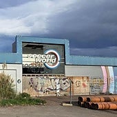 Fachada del abandonado edficio principal del complejo deportivo Soccer World, que será demolido en el primer trimestre del próximo año.