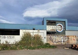 Fachada del abandonado edficio principal del complejo deportivo Soccer World, que será demolido en el primer trimestre del próximo año.
