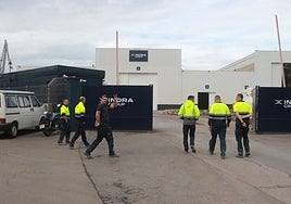 Trabajadores de Indra en las instalaciones de El Tallerón.