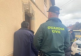 'Tomasín' habla con agentes de la Guardia Civil.