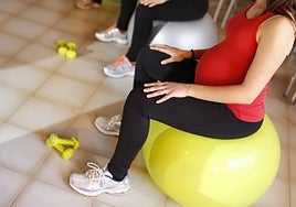 Mujeres embarazadas, realizando ejercicios de preparación al parto