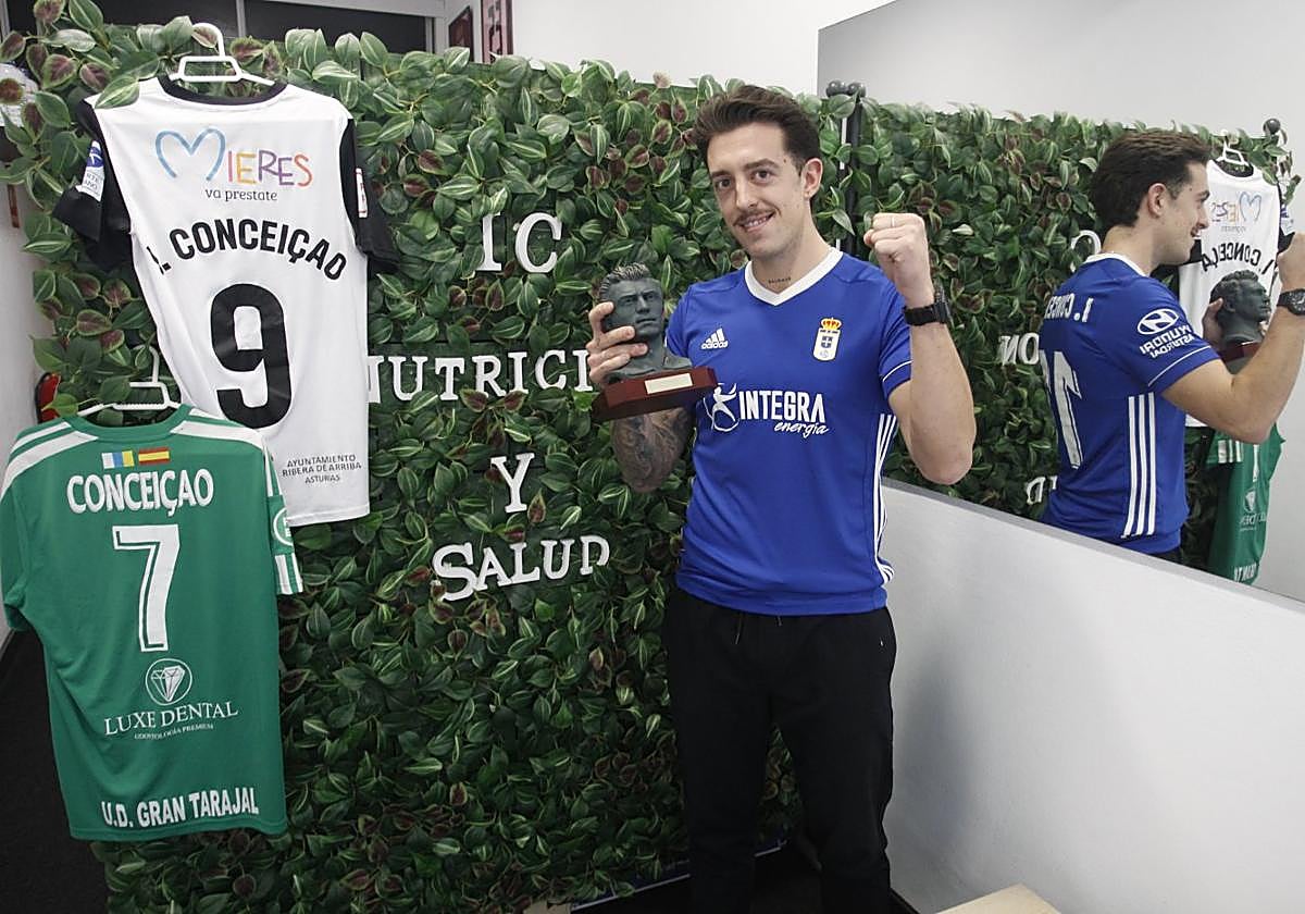 En su actual clínica, donde trabaja, en Oviedo, con uno de los Premios Quini logrados en anteriores ediciones.