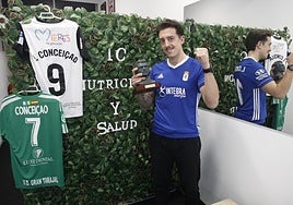 En su actual clínica, donde trabaja, en Oviedo, con uno de los Premios Quini logrados en anteriores ediciones.