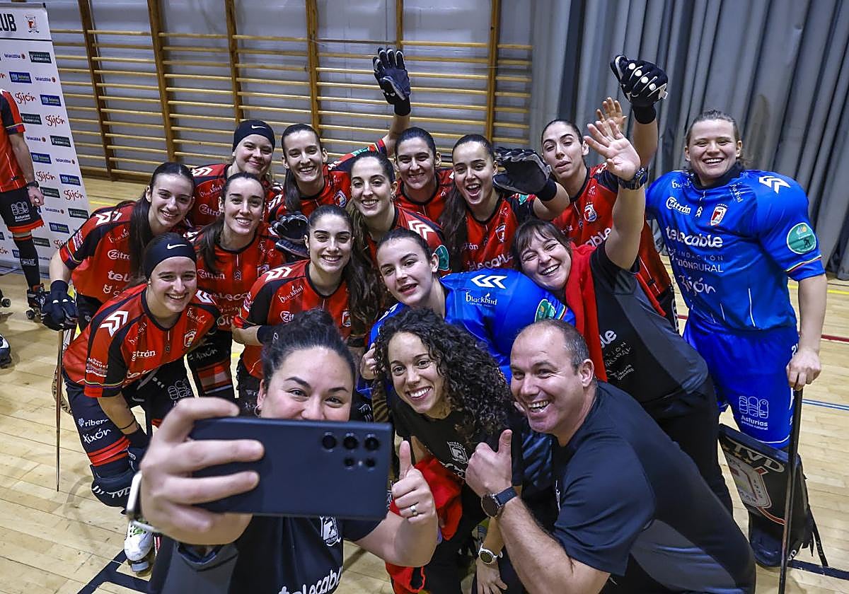 Natasha Lee inmortaliza con un selfie el momento de la foto de plantilla del primer equipo femenino durante los actos de ayer en el pabellón de Mata Jove.