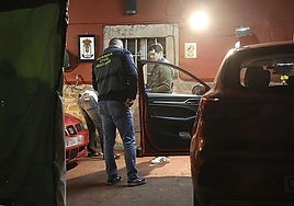 Agentes de la Guardia Civil en la vivienda de Aces, en Candamo.