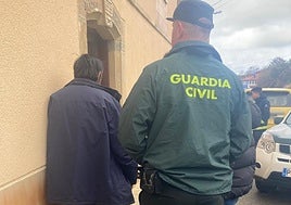 'Tomasín' delante del bar tienda de Tineo en el que fue localizado la mañana del domingo.