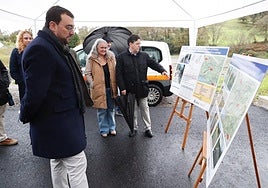 El presidente del Principado de Asturias, Adrián Barbón, en las obras de mejora ejecutadas en la carretera de Arlós.