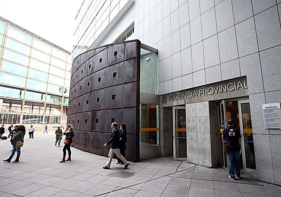 Entrada a la Audiencia Provincial.