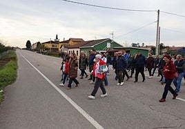 Los vecinos de Argüelles cortaron la carretera nacional 643a en una protesta contra los parques de baterías, el pasado febrero.
