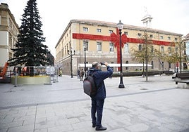 El enorme lazo ya luce en el Parchís, una de las luces de navidad favoritas de 2024. José