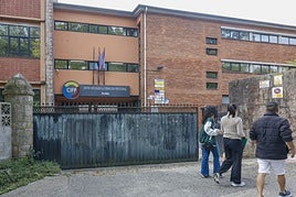 Entrada al CIFP Avilés, en la calle del Marqués.
