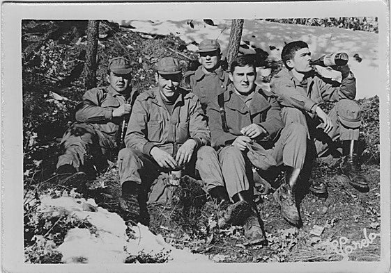 Soldados asturianos, en El Ferral del Bernesga (León), en los setenta.