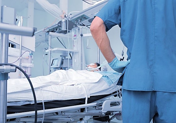 Un paciente crítico, en un hospital.