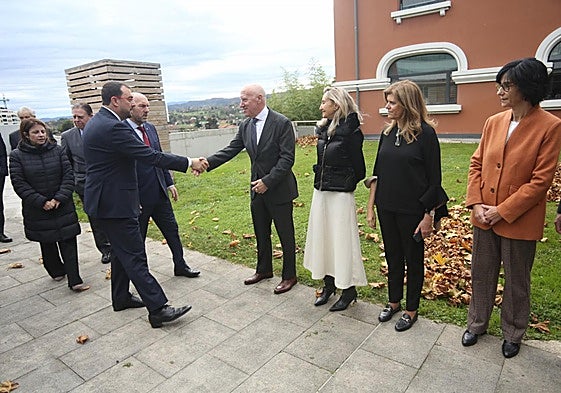 Faustino Blanco saluda al presidente del Principado en la celebración del décimo aniversario de la Finba.