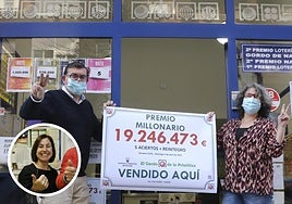 Juan Luis Cardeli y Amalia López, titulares de la administración de lotería número 3, en la calle Río de Oro, celebrando el premio de 19,2 millones de euros del gordo de la Primitiva, en abril de 2021.