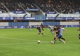 Osky, en una acción ofensiva del Real Avilés en el partido del pasado viernes ante el Arenas de Getxo en el Suárez Puerta.