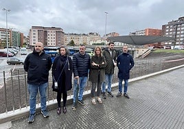 Pablo Iglesias, de la empresa adjudicataria; María José Fernández y Daniel Navarro, técnicos municipales; Eva Iglesias, concejal de Educación; Juan Antonio Freije, técnico municipal, y Ángel García, alcalde de Siero.