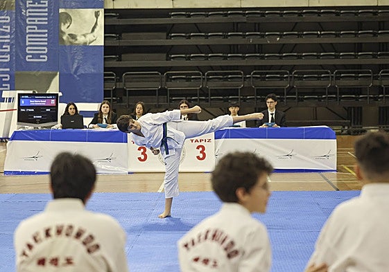 Un momento de la competición de taekwondo en la mañana de ayer en el Complejo Deportivo Avilés.