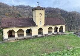 El colegio de Zureda, en Lena, cerrado por el deterioro en la cubierta
