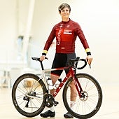 Verónica Rodríguez, con su bicicleta en la concentración nacional de promesas.