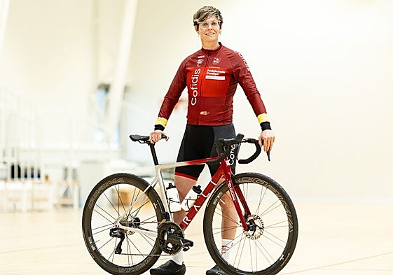 Verónica Rodríguez, con su bicicleta en la concentración nacional de promesas.
