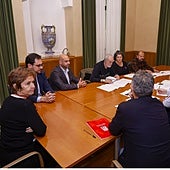 Carmen Moriyón y los concejales de Urbanismo, Jesús Martínez Salvador, e Infraestructuras, Gilberto Villoria, al inicio de la reunión con representantes de la Federación de Asociaciones Vecinales de Gijón (FAV) por el traslado temporal del Albergue Covadonga.