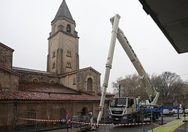 La torre de la iglesia de San Pedro, en Gijón, se somete a examen para su rehabilitación