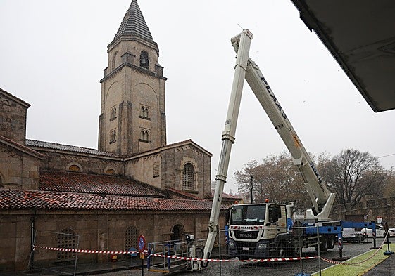 La torre de la iglesia de San Pedro, en Gijón, se somete a examen para su rehabilitación