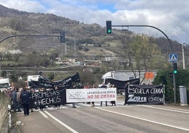 La comunidad educativa de Campomanes cerrando durante unos minutos la N-630