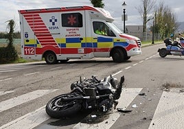 Estado en el que quedó la moto del joven accidentado en la avenida del Jardín Botánico.