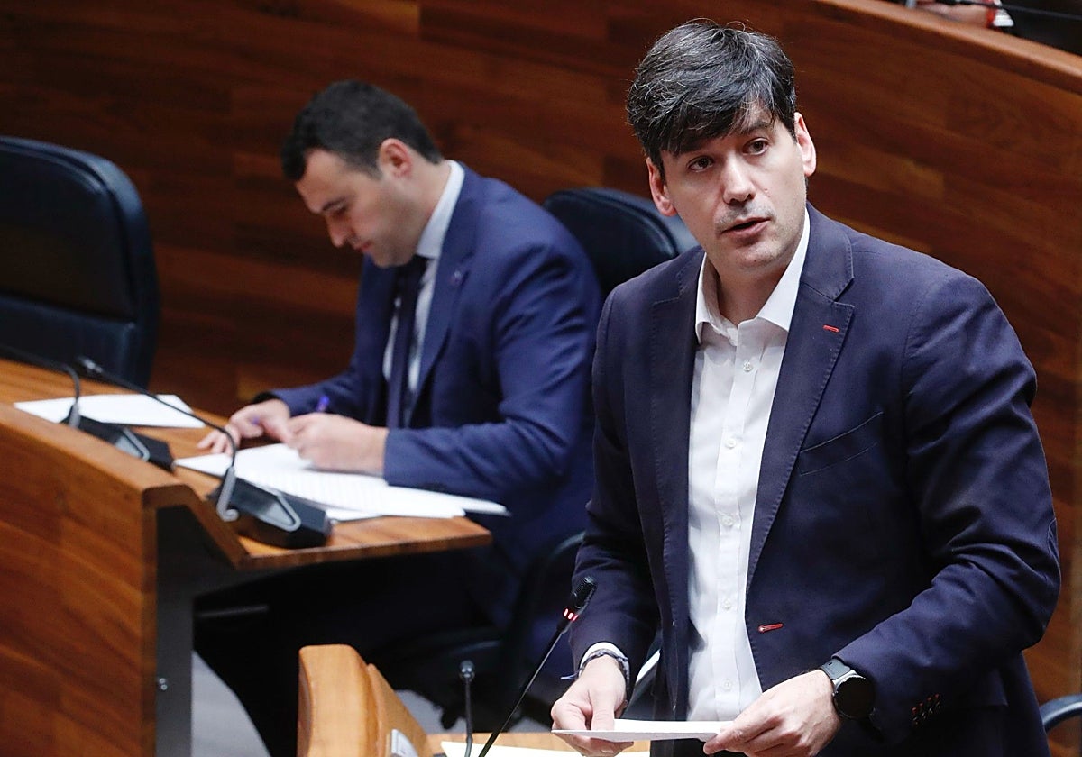 Borja Sánchez, consejero de Ciencia, Industria y Empleo, en la Junta General.