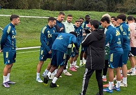 El Real Oviedo vuelve a los entrenamientos pendiente de los internacionales