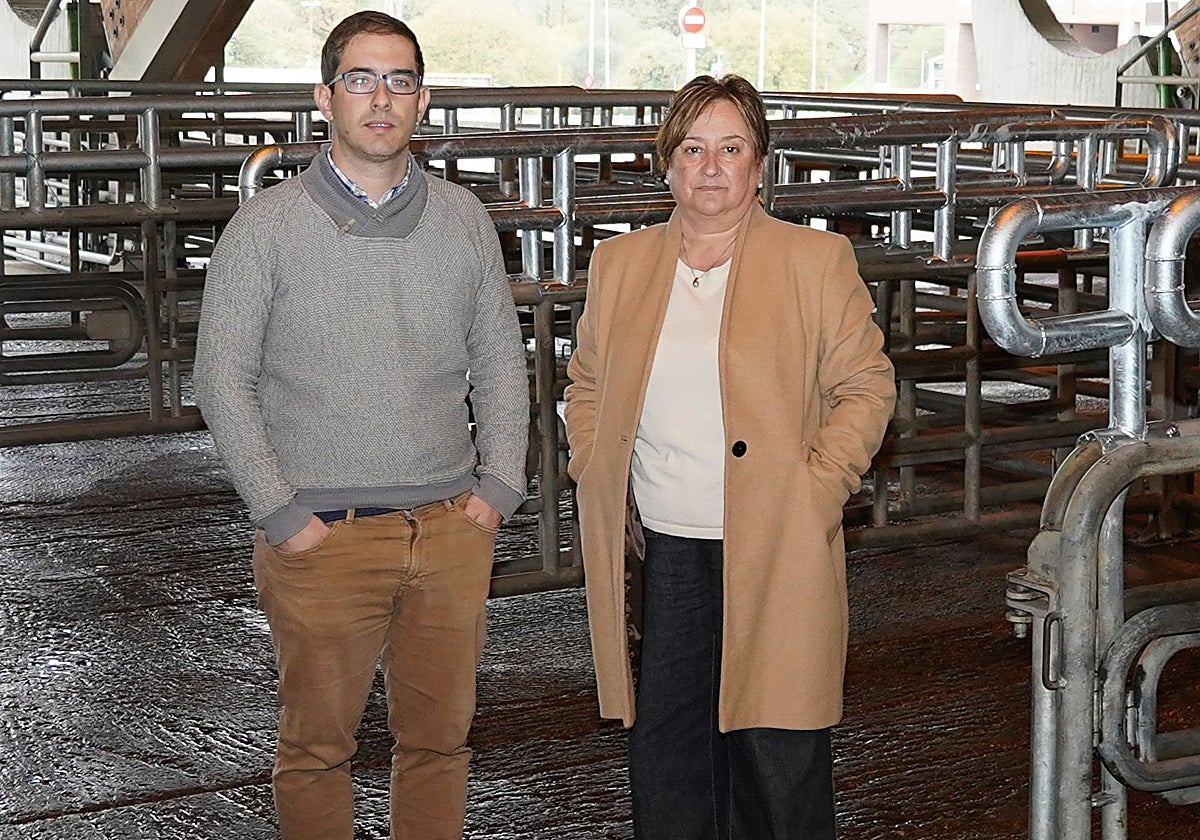 El director del recinto ganadero , Rafael Bueno, con la edil Ana Nosti.