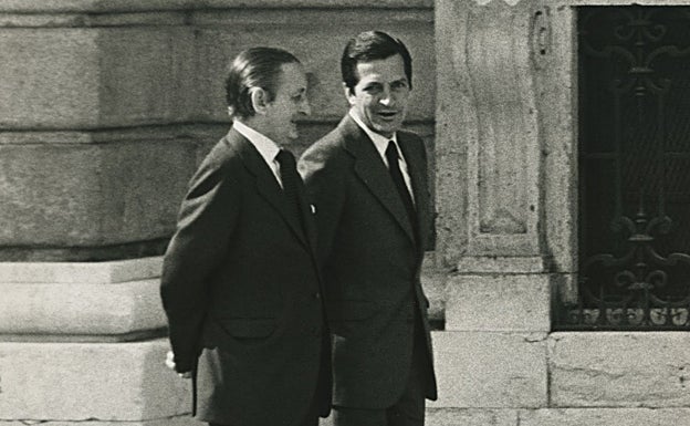 31 de mayo de 1977. Torcuato Fernández-Miranda dimite como presidente de las Cortes Constituyentes. En la imagen, conversa con Adolfo Suárez en el patio de armas del Palacio de Oriente.