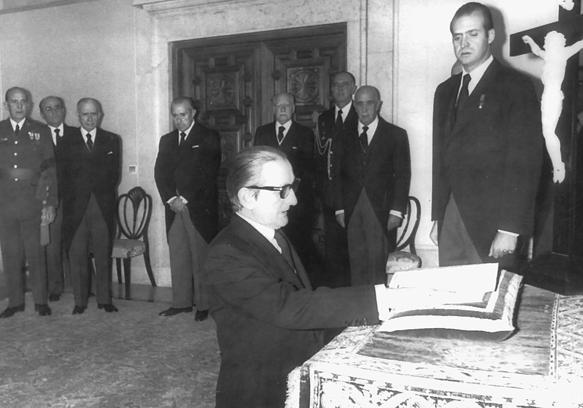 3 de diciembre de 1975. Torcuato Fernández-Miranda jura ante el Rey su cargo como presidente de las Cortes y del Consejo del Reino, puestos clave para acometer la Transición que él había diseñado.