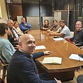 Los ediles Rodrigo Pintueles y Gilberto Villoria, con vecinos de Serín.