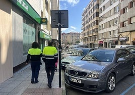 Controladores de la zona azul en Pola de Siero.